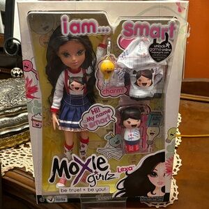 Moxie Girl I am Smart Fashion Doll Lexa